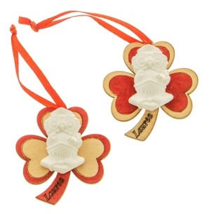 Bomboniera decorazione Gufo in gesso bianco con Quadrifoglio in legno ROSSO LAUREA D 5,5 cm confezione 12 pz art 08A075