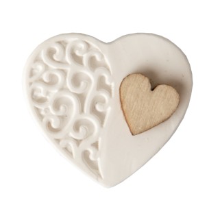 Bomboniera decorazione CUORE in gesso bianco inserto mini cuore legno cm 3 confezione 12 pz art 08649