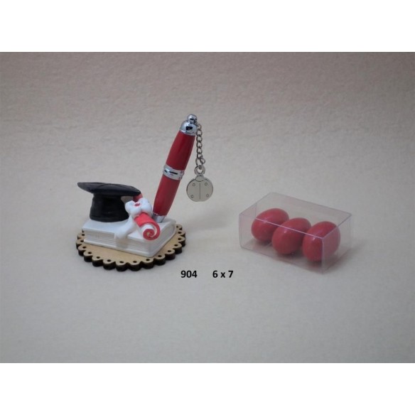 Bomboniera PENNA colore ROSSO con supporto in legno con inserto Cappello Tocco pergamena Laurea in Ceramica 6 x 7 cm art 904