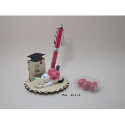 Bomboniera PENNA colore ROSSO con supporto in legno con inserto Coccinella in Ceramica e pergamena 6 x h 14 cm art 906