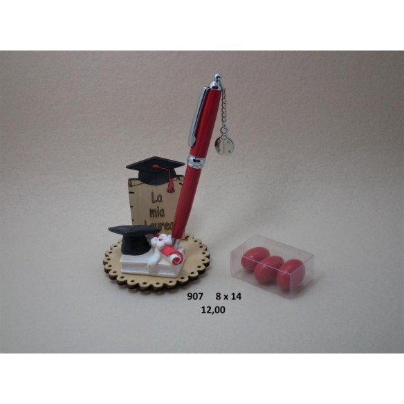 Bomboniera PENNA colore ROSSO con supporto in legno con inserto Cappello TOCCO Laurea in Ceramica e pergamena 6 x h 14 cm art 90