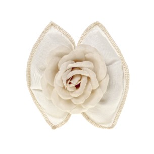 Bomboniera sacchetto fiocco in tessuto bianco inserto fiore rosa beige 10 cm confezione 12 pz art C2706