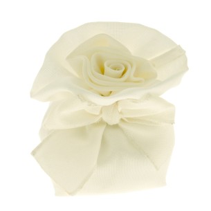 Bomboniera Sacchetto confetti in tessuto Bianco con chiusura Fiore tipo Rosa e fiocco di colore Crema base quadrata 11 cm Matrim