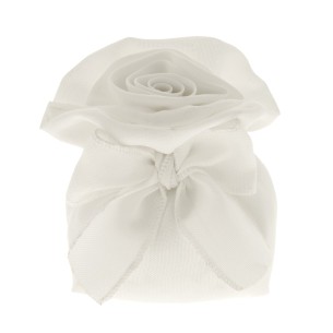 Bomboniera Sacchetto confetti in tessuto Bianco con chiusura Fiore tipo Rosa e fiocco di colore Bianco base quadrata 11 cm Matri